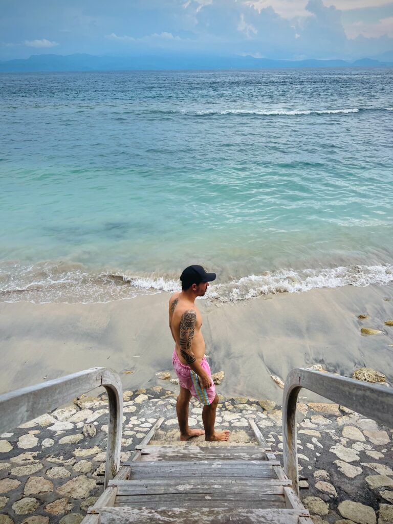 Foto del fundador de islahop en la playa de Nusa Penida