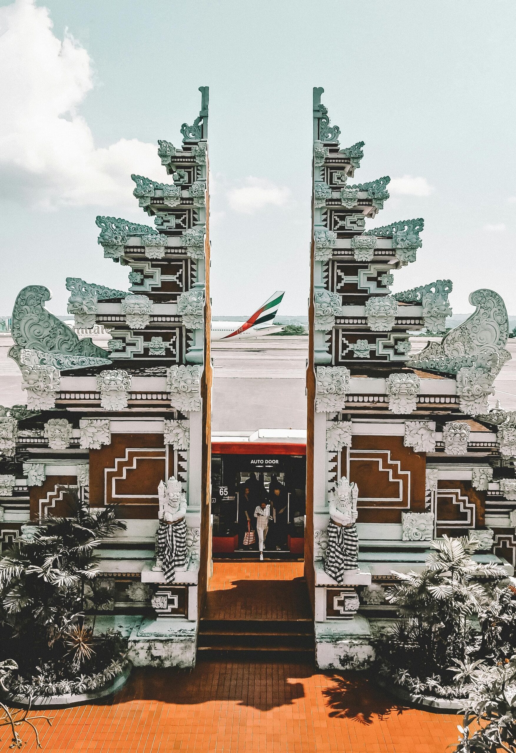 Foto de un templo en el aeropuerto de Bali