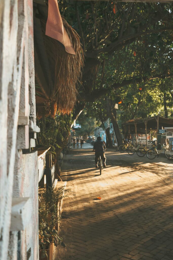 Persona paseando en bicicleta por Gili Trawangan
